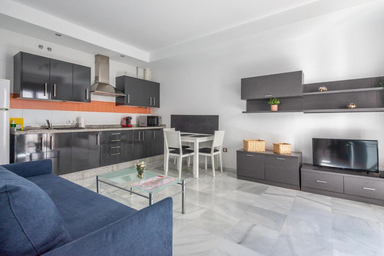 First Floor Near Macarena Church Siviglia Esterno foto